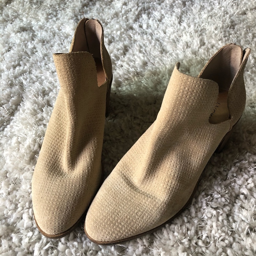 Pointed toe heel